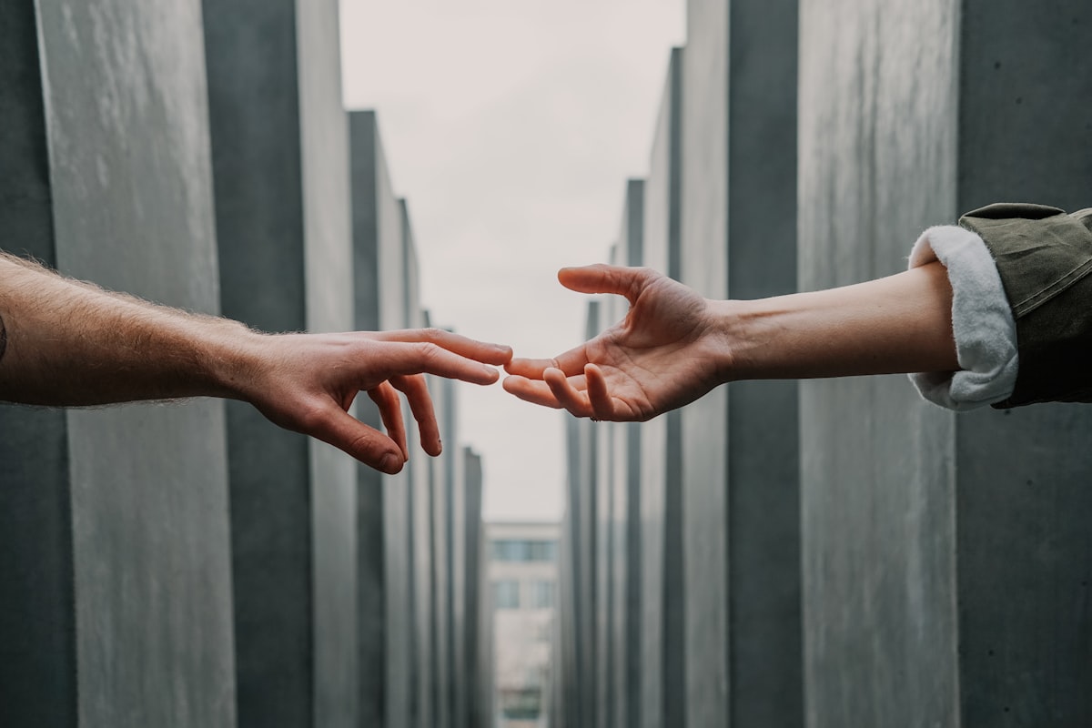 Manos que sostienen un corazón, símbolo de la donación