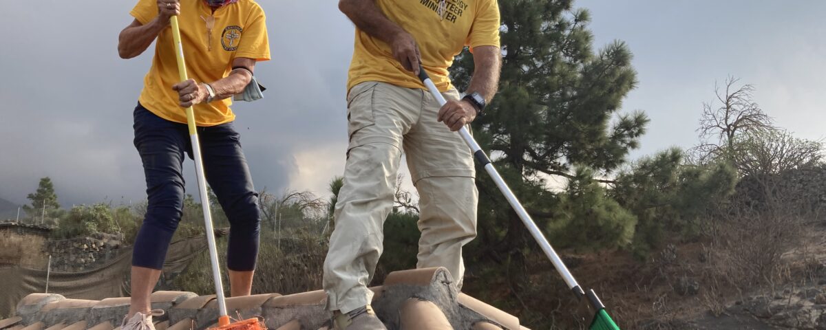 Voluntarios Scientology La Palma, limpiando la ceniza de los tejados