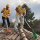 Voluntarios Scientology La Palma, limpiando la ceniza de los tejados