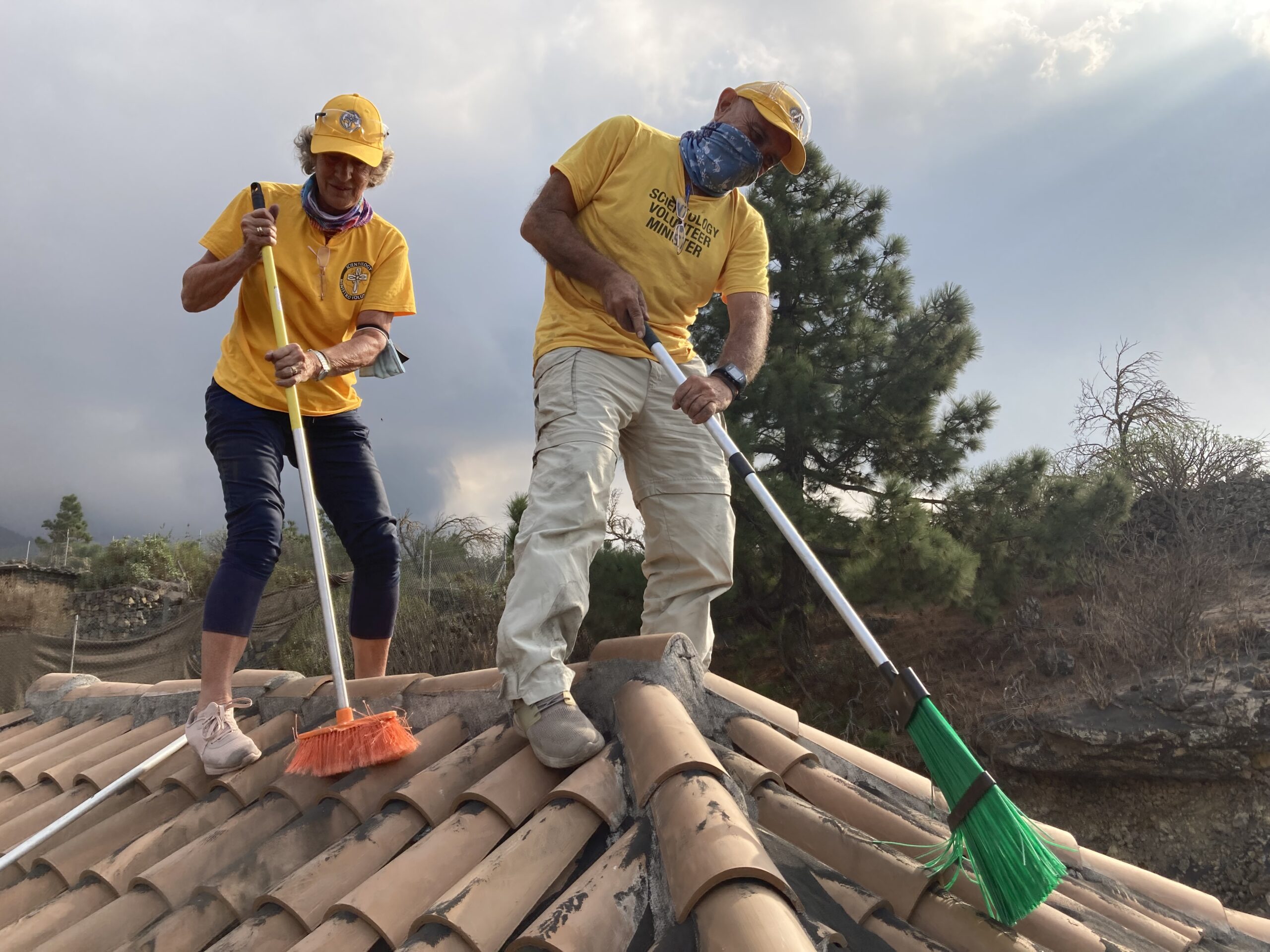 La Fundacion Mejora y Voluntarios de Scientology suman 1000 horas prestando ayuda imprescindible para hacer frente a las consecuencias del volcán en La Palma